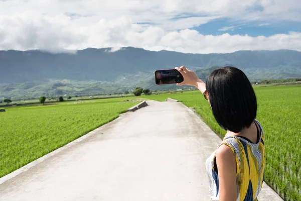 女性は田舎で途中で写真を撮る — ストック写真