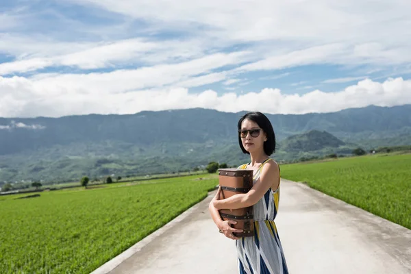 Woman Hold Suitcase Way Countryside — Stock Photo, Image