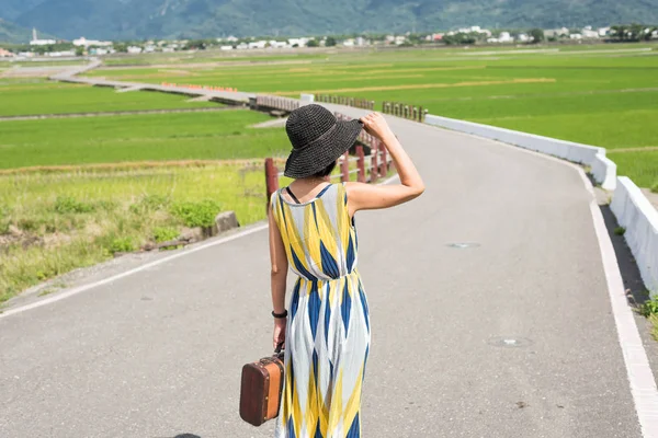 田舎の道を歩く女性は — ストック写真