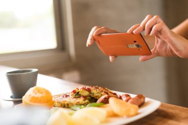 sabah kahvaltı masasında fotoğraf çekme