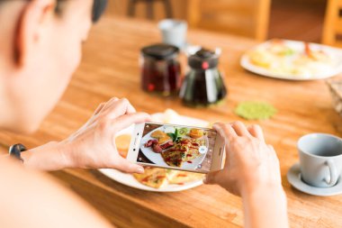 sabah kahvaltı masasında fotoğraf çekme