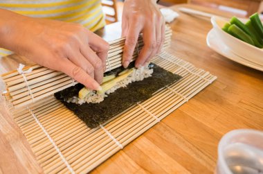 hazırlamak ve evde masaya ev yapımı suşi yapmak