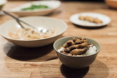 kimse ile masada pirinç kızarmış domuz eti