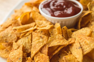 masanın üzerindeki fişlere sarı Meksika cips