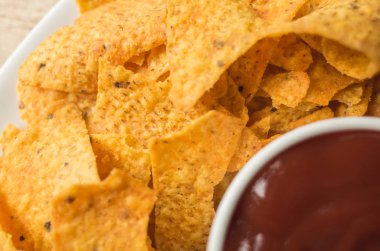 masanın üzerindeki fişlere sarı Meksika cips