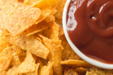 masanın üzerindeki fişlere sarı Meksika cips