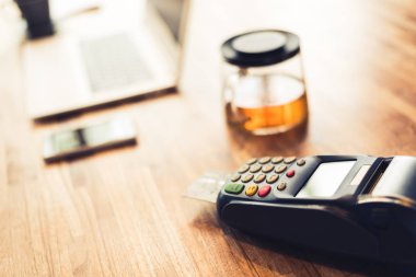 bir kredi kartı makine, ödeme veya alışveriş kavramı kullanarak