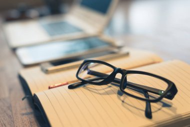 gözlük ve kimse evde çalışma kavramı ile masa üstünde laptop