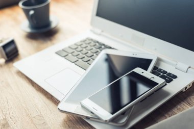 Tablo kimse evde çalışma kavramı ile akıllı telefon