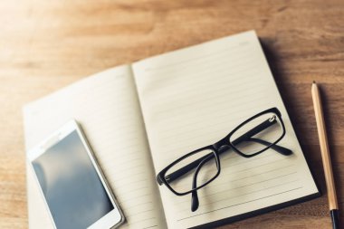 Gözlük boşaltmak, işten sonra rahatlatıcı kavramı ile masada