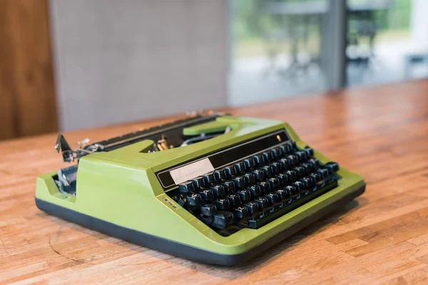 桌子上的绿颜色的老式打字机 — 图库照片