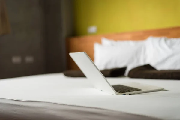 ベッド 在宅勤務の概念上のラップトップ — ストック写真