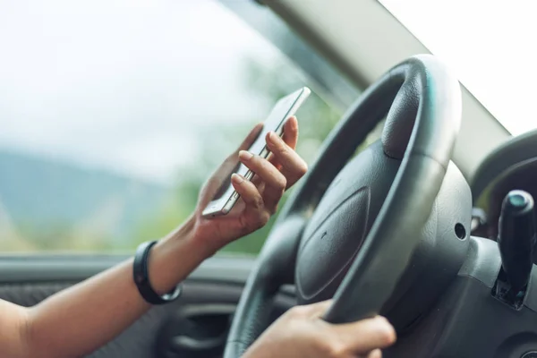 Kobieta Kierowca Telefonu Komórkowego Dłoni Podczas Jazdy — Zdjęcie stockowe