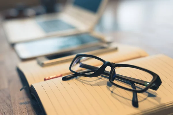 Glasögon Och Laptop Bordet Med Ingen Begreppet Arbetar Hemma — Stockfoto