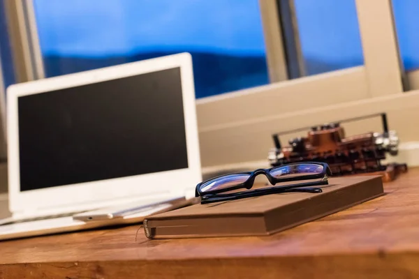 Trabalhando Casa Com Laptop Mesa Madeira Durante Noite — Fotografia de Stock