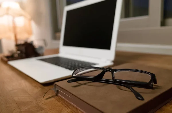 Trabajar Casa Con Portátil Mesa Madera Noche —  Fotos de Stock