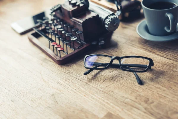 Begreppet Plan Med Vintage Skrivmaskin Och Glasögon — Stockfoto