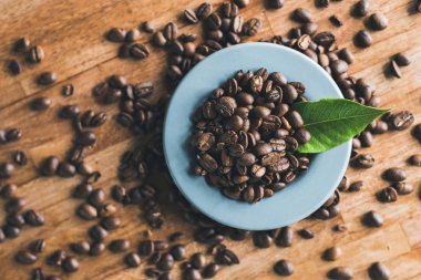 kahve çekirdekleri ahşap masada kimse olmadan.