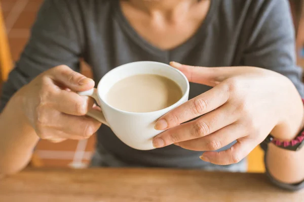 Vrouw Houd Een Kopje Koffie Thuis — Stockfoto