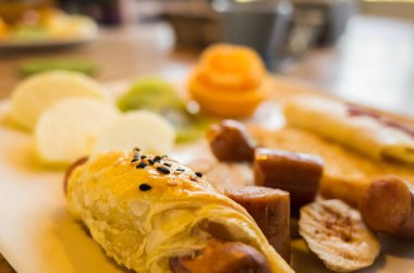 sabah kahvaltıda yemeğin masada