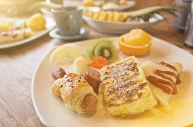 sabah kahvaltıda yemeğin masada