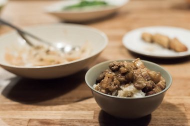 kimse ile masada pirinç kızarmış domuz eti