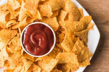 masanın üzerindeki fişlere sarı Meksika cips