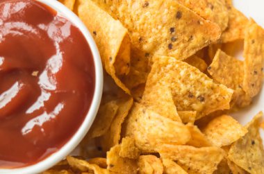 masanın üzerindeki fişlere sarı Meksika cips