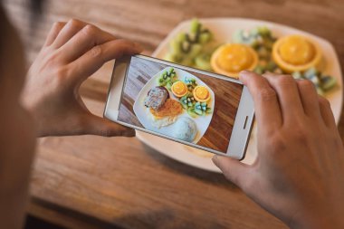 Kahvaltıda masada fotoğraf çektirmek.