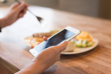 Smartphone, el ile yakın çekim resmin kullanan kadın