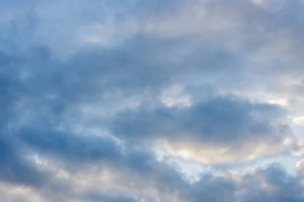 Mavi Gökyüzündeki Beyaz Bulutların Arka Planı — Stok fotoğraf