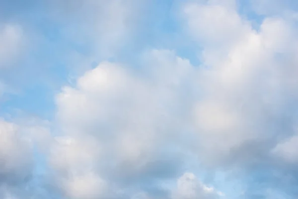 青い空の白い雲の自然背景 — ストック写真