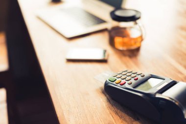 bir kredi kartı makine, ödeme veya alışveriş kavramı kullanarak