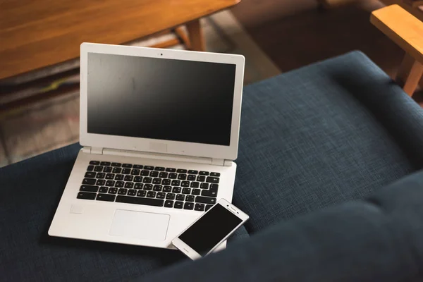 Laptop Smartphone Sul Divano Senza Nessuno Concetto Lavoro Casa — Foto Stock