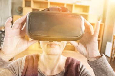 Olgun kadın evde VR kulaklık kullanarak