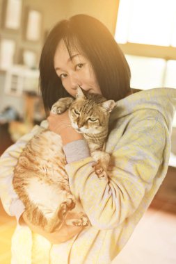 Onun yaşlı kedi evde tutan kadın