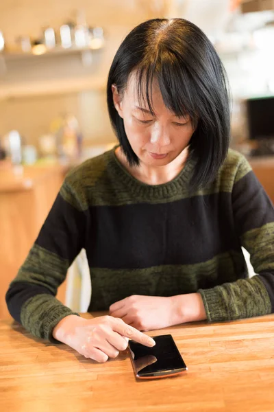 Asiatisk Kvinna Med Hjälp Mobiltelefon Huset — Stockfoto