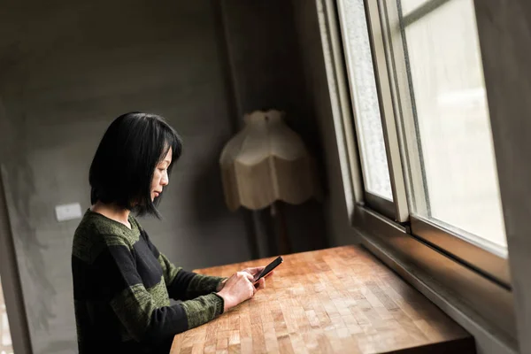 Asijské Žena Používající Mobilní Telefon Domě — Stock fotografie