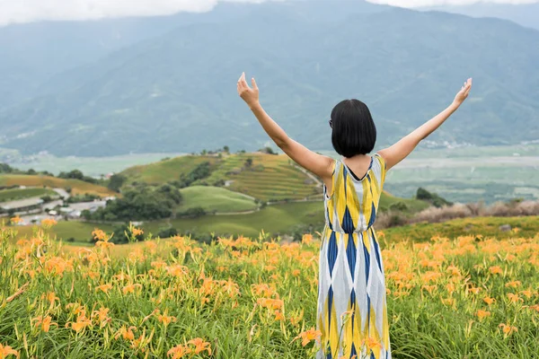 アジアの女性は自由を感じ黄色のトラユリ農場に立ち — ストック写真