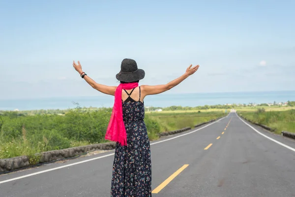 Mulher Viajante Sentir Livre Esticar Estrada Sob Céu — Fotografia de Stock