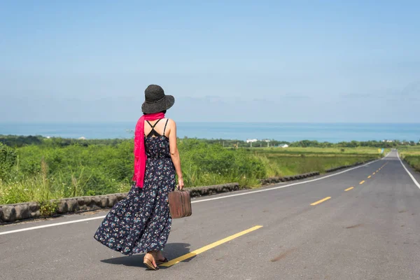 アジアの女性は ヴィンテージを保持し 屋外で歩く 旅行の概念 — ストック写真