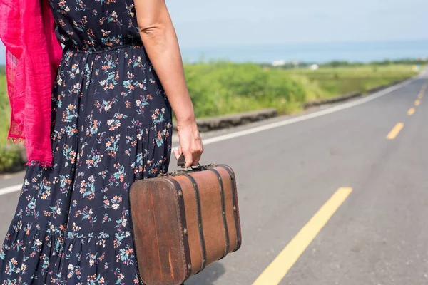 Donna Asiatica Che Tiene Vintage Cammina All Aperto Concetto Viaggio — Foto Stock