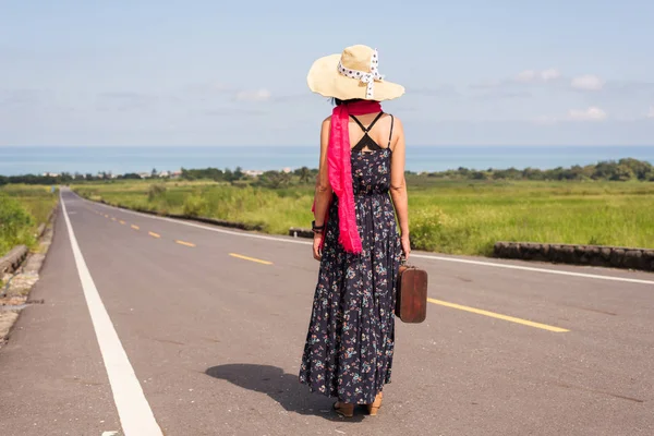 アジアの女性は ヴィンテージを保持し 屋外で歩く 旅行の概念 — ストック写真