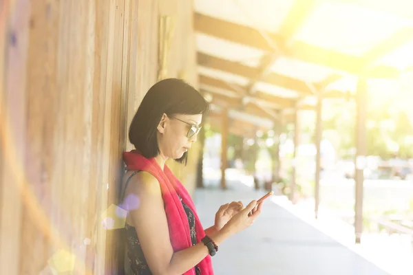 Kvinna Som Använder Mobiltelefon Korridoren Stationen — Stockfoto