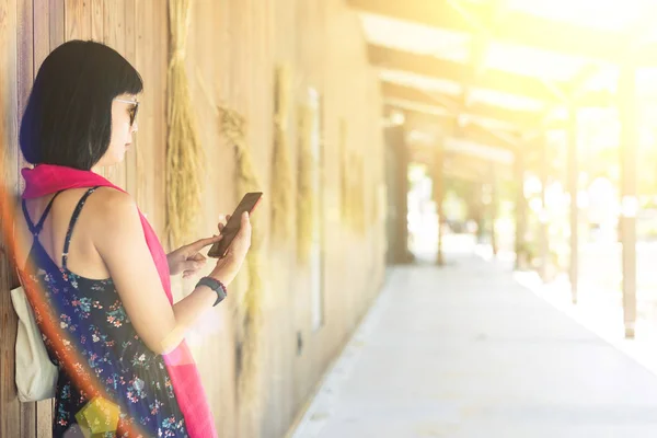 Kvinna Som Använder Mobiltelefon Korridoren Stationen — Stockfoto