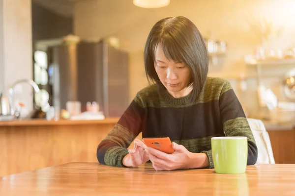 Asijské Starší Žena Doma Pomocí Smartphonu — Stock fotografie