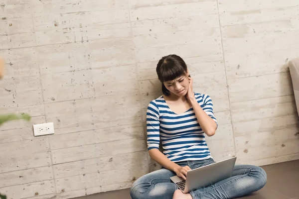 Cansado Asiático Mujer Usando Laptop Casa — Foto de Stock