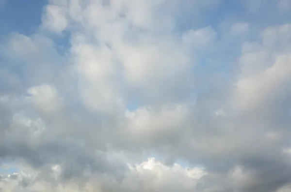 青い空の白い雲の自然背景 — ストック写真