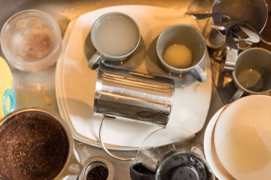 Kirli bulaşıklar evdeki mutfak lavabosunda.