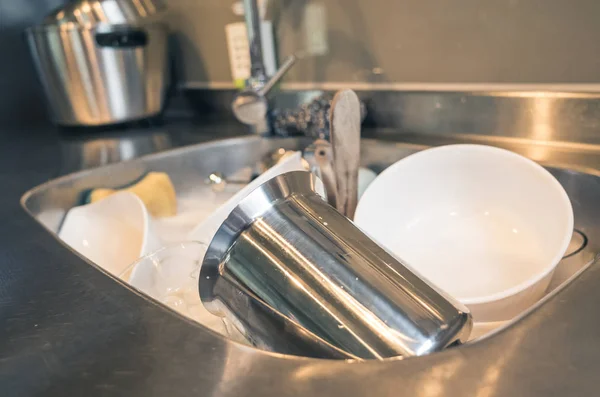 Pratos Sujos Pia Cozinha Com Água Casa — Fotografia de Stock